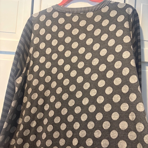 Plus sized ALEMBIKA contemporary  gray cardigan with modern design - Picture 5 of 7